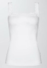 Witte tanktop met dunne kantenspotjes en een delicate kantafwerking langs de halslijn. Glad, rekbaar materiaal met een aansluitende pasvorm.