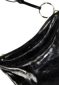 Zwarte handtas met textuur en glanzende afwerking, voorzien van geplooide stof, gouden hardware ringaccent en een smalle schouderband.