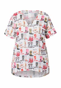 Korte mouwen, V-hals T-shirt van lichte stof met een kleurrijk patroon van verschillende laarzen, met texturen en ontwerpen in roze, rood en zwart.