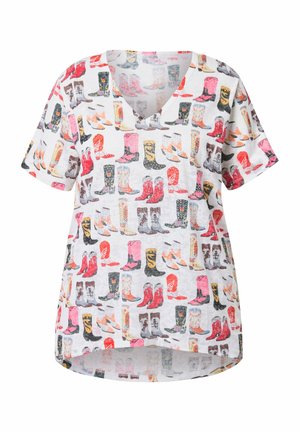 T-paita lyhythihaisilla ja V-aukkolla, valmistettu kevyestä kankaasta, jossa on värikäs kuvio erilaisista saappaista. Kuviossa on erilaisia tekstuureja ja muotoja vaaleanpunaisessa, punaisessa ja mustassa.