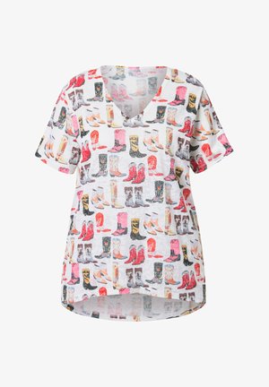 T-paita lyhythihaisilla ja V-aukkolla, valmistettu kevyestä kankaasta, jossa on värikäs kuvio erilaisista saappaista. Kuviossa on erilaisia tekstuureja ja muotoja vaaleanpunaisessa, punaisessa ja mustassa.