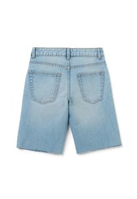 Shorts de mezclilla en azul claro con un dobladillo sin acabar, que cuentan con dos bolsillos traseros y una cintura estructurada. Diseño limpio sin adornos.