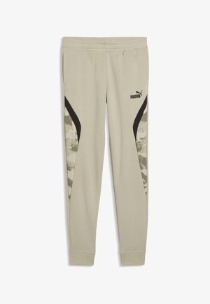 Pantalon de survêtement Puma beige avec jambes fuselées, panneaux incurvés noirs, accents latéraux en camouflage gris clair, taille élastique et logo sur la cuisse gauche.