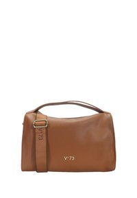 Bolso de mano de cuero marrón con un acabado texturizado, que cuenta con un asa plana y una correa ajustable, logo grabado en la parte frontal.