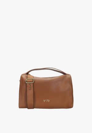 Borsa a mano in pelle marrone con finitura testurizzata, dotata di manico piatto e tracolla regolabile, logo impresso sul fronte.