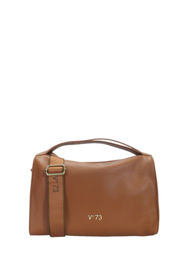 Bolso de mano de cuero marrón con un acabado texturizado, que cuenta con un asa plana y una correa ajustable, logo grabado en la parte frontal.