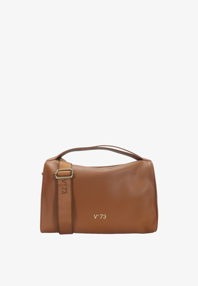 Bolso de mano de cuero marrón con un acabado texturizado, que cuenta con un asa plana y una correa ajustable, logo grabado en la parte frontal.
