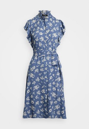 Robes florales bleues avec un col haut ondulé, des manches courtes et une taille cintrée avec une ceinture assortie. Fabriquée en tissu léger.