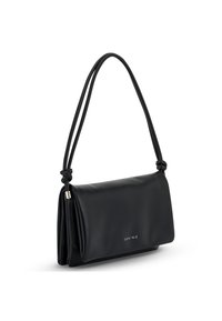 Schwarze Lederhandtasche in rechteckiger Form, mit umklappbarem Design, geknotetem Tragegurt und silbernem Beschläge. Auf der Vorderseite befindet sich ein auffälliges Logo.
