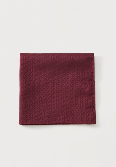Pochette bordeaux pliée avec un motif texturé subtil sur un fond blanc uni.
