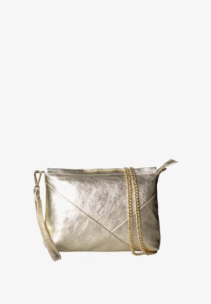 Metalen gouden clutch tas met een gestructureerde afwerking, voorzien van een ritssluiting, verstelbare kettingband en schuine naden details.