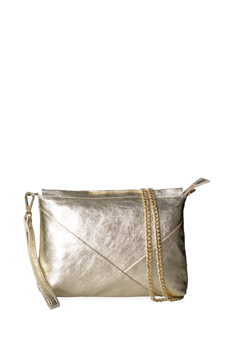 Metalen gouden clutch tas met een gestructureerde afwerking, voorzien van een ritssluiting, verstelbare kettingband en schuine naden details.