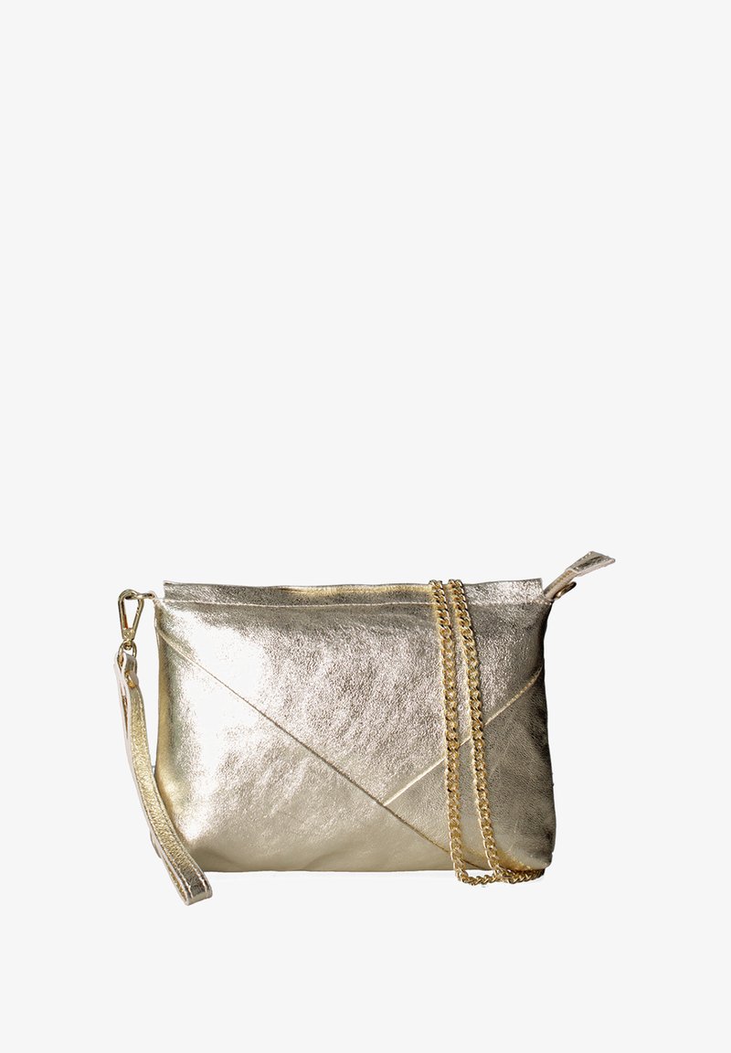 Metalen gouden clutch tas met een gestructureerde afwerking, voorzien van een ritssluiting, verstelbare kettingband en schuine naden details.