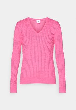 Pull en V rose en tricot torsadé avec manches longues et poignets et bordures côtelés, présenté sur un fond blanc.