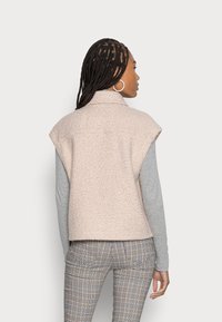 OPUS WIPERLA - Colete - sweet almond