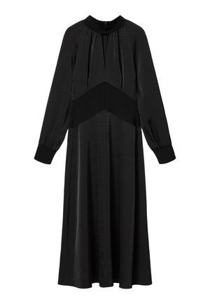 Langes schwarzes Satinkleid mit langen Ärmeln, gerafftem Ausschnitt, V-förmigem Detail, breitem Taillenband und enganliegenden Manschetten.