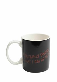 Mug in ceramica con un'esterno nero lucido, manico bianco e testo rosso che recita "GIURO SOLENNEMENTE CHE NON HO NIENTE DI BUONO IN MENTE." Texture liscia.