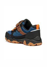 Scarpa da esterno per bambini con tomaia sintetica blu, nera e marrone, cinturino in Velcro e suola in gomma robusta. Presenta un accento arancione sul tallone.