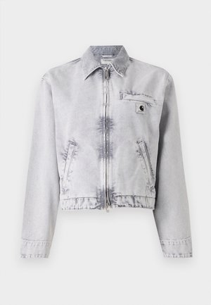 Jachetă din denim gri, cu mâneci lungi, fermoar frontal, design scurt, buzunar pe piept și detaliu cu logo. Textură moale cu un finisaj decolorat.