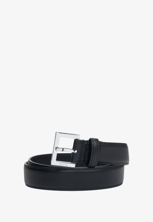 Zwarte leren riem met een platte, gladde textuur en een rechthoekige zilveren gesp. De riem heeft gedetailleerde stiksels langs de randen.