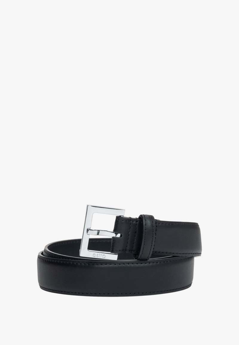 Zwarte leren riem met een platte, gladde textuur en een rechthoekige zilveren gesp. De riem heeft gedetailleerde stiksels langs de randen.