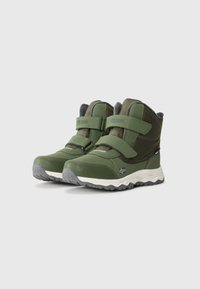 Botas de invierno verdes para niños con dos tiras de velcro, forro interior gris y suelas blancas resistentes, sobre un fondo claro y sencillo.