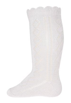 Weiße gestrickte kniehohe Socke mit gewelltem oberen Rand, strukturiertem Muster und verstärkten Zehen- und Fersenbereichen.