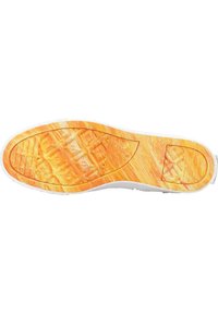 Suola di sneaker bianca con una superficie in gomma arancione testurizzata, caratterizzata da un motivo intricato per la trazione e sottili dettagli lungo i bordi.