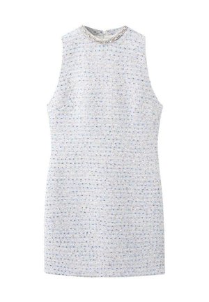 Robe sans manches en tissu texturé bleu clair et blanc avec un col rond et des accents métalliques subtils autour du cou.