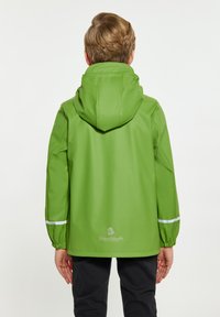 Žalias vandeniui atsparus švarkas su gobtuvu, elastingomis rankovėmis ir atspindinčiomis juostelėmis. Lygus paviršius, tiesus kirpimas ir logotipo detalė apačioje.