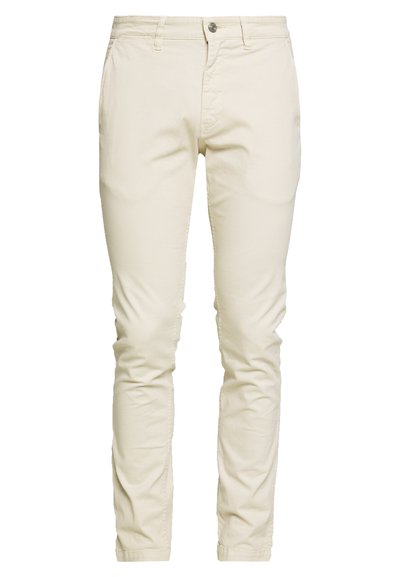 Beige Chinos in Slim Fit mit Knopfverschluss, Fronttaschen und glattem Baumwollstoff. Keine sichtbaren Muster oder Akzente.