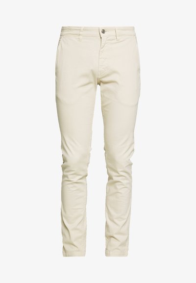 Béžové chinos kalhoty s úzkým střihem, s knoflíkovým zapínáním, předními kapsami a hladkým bavlněným materiálem. Žádné viditelné vzory ani akcenty.