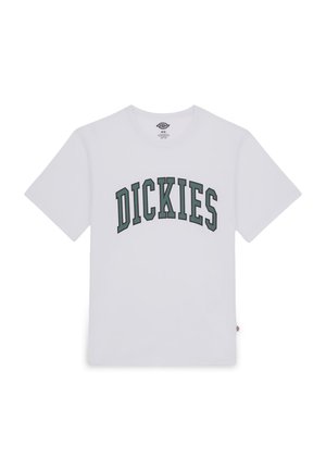 Camiseta de algodón blanca con la palabra "DICKIES" en impresión arqueada de color verde oscuro en el pecho. Cuello redondo y mangas cortas.