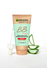 Garnier BB CREAM ANTI-ETÀ SKINACTIVE PER PELLE UNIFORME E RUGHETTE RIDOTTE LOOK NATURALE ARRICCHITA CON ACIDO IALURONICO ALOE VERA E PIGMENTI MINERALI SPF 25 - BB Creme - tonalità: medio-chiara