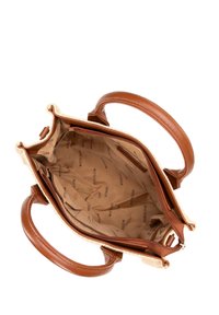 Borsa a mano in pelle marrone con texture intessuta, dotata di due manici, un ampio interno e una tasca con zip. Foderata in tessuto beige con marchio.