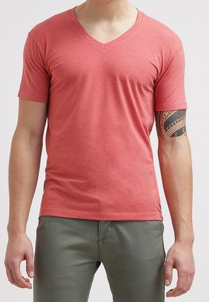 Rotes, kurzärmeliges V-Ausschnitt-T-Shirt aus weichem Stoff, figurbetont, mit subtiler Textur und minimalen Nähten.