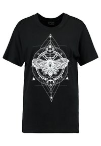 Czarny bawełniany T-shirt z dużym białym graficznym wzorem przedstawiającym ćmę, kształty geometryczne i symbole niebieskie z przodu.