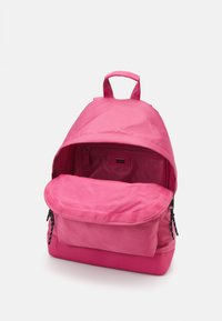 Guess CORE UNISEX - Nahrbtnik - juicy pink