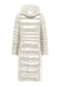 Lange glanzende witte doorgestikte donsjas met capuchon, lange mouwen en horizontale stiknaden, gezien van achteren.