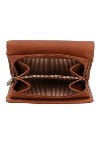 Rudas odinis piniginė su tekstūruotu išoriniu paviršiumi, turinti du padalinius su juostuotu audiniu ir užtrauktuku.