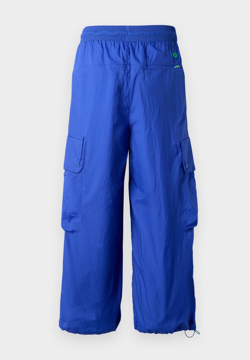 Blaue Cargo-Hosen aus leichtem Material verfügen über einen elastischen Bund, zwei seitliche Taschen und eine entspannte Passform mit gerafften Bündchen.