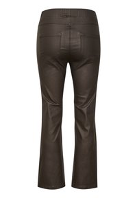 Pantalones acampanados de imitación cuero marrón con cintura alta, que cuentan con dos bolsillos traseros y una textura suave y brillante.