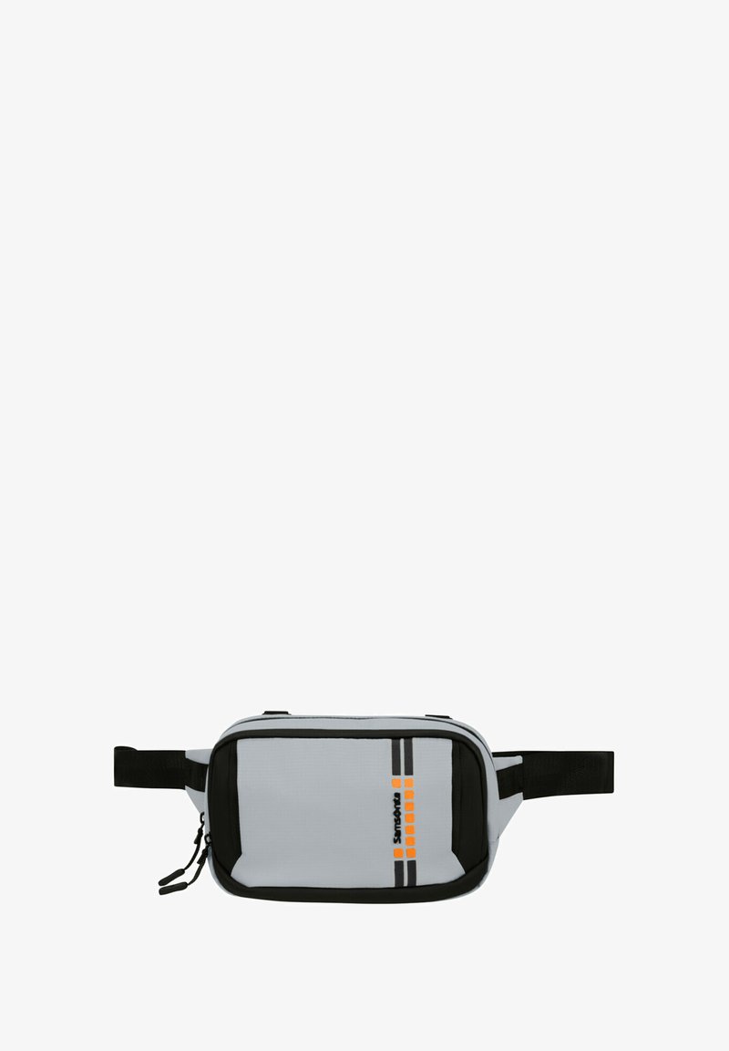 Hellgraue Bauchtasche mit schwarzen Akzenten, Reißverschluss und verstellbarem Gurt. Merkmale sind horizontale Streifen und ein orangefarbenes Logo auf der Vorderseite.