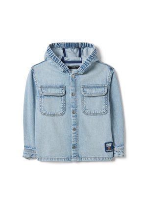 Lichtblauwe denim jas met capuchon, knoopsluiting aan de voorkant, twee borstzakken met klep en een klein patchje bij de zoom aan de linkerkant.