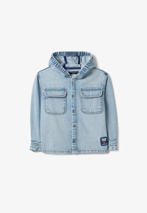 Chaqueta de mezclilla azul claro con capucha, cierre de botones, dos bolsillos con solapa en el pecho y un pequeño parche cerca del dobladillo en el lado izquierdo.