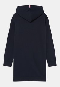 Námořnická modrá mikina s kapucí, má jednobarevný design, dlouhé rukávy a bílý, červený a modrý pruhovaný detail na zadní straně kapuce.