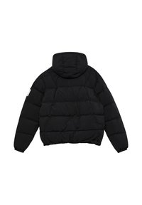 Svart pufferjacka med huva, med ett quiltat mönster och elastiska ärmslut. Enkelt design med minimal accentdetaljering.