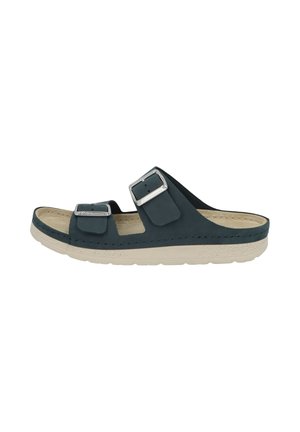 Marineblaue Sandale mit zwei verstellbaren silbernen Schnallen, beige gepolstertem Fußbett und strukturierter beiger Sohle, von der Seite betrachtet.