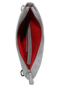 Hopeapintainen nahkapussukka, jossa on punainen sisätila, varustettu vetskarlukolla, sisätaskulla ja sileällä pinnalla.