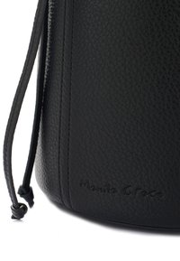 Borsa a tracolla in pelle nera con finitura testurizzata, dotata di chiusura con cordoncino e logo impresso. Gli accessori in metallo lisci completano il design.